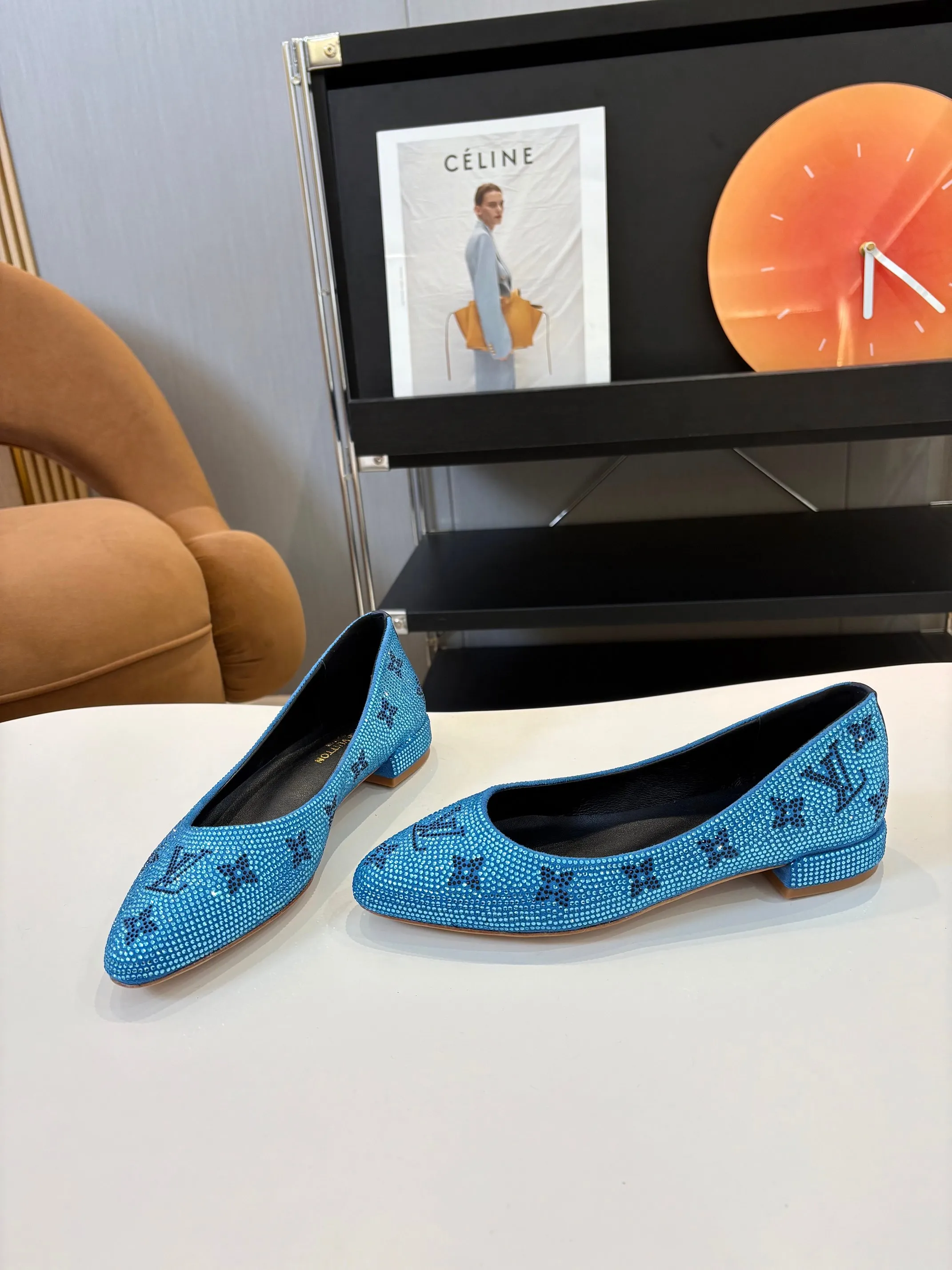 👟👟Ex-factory price 520👟👟 Louis Vuitton Louis Vuitton, 2025 flat shoes, modern and fashionable in one! Meet love when you turn a corner, release a strong aura like a queen, and capture everyone's attention instantly! Fabric: LV classic presbyopia + glittering diamonds + Yang Jing Lining/foot pads: imported lambskin leather outsole Size number: 35-41